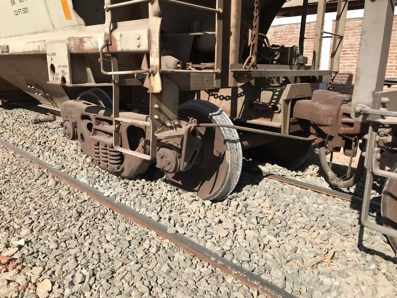 ¡Peligro constante! Tres vagones descarrilados quedaron colgando en Navojoa