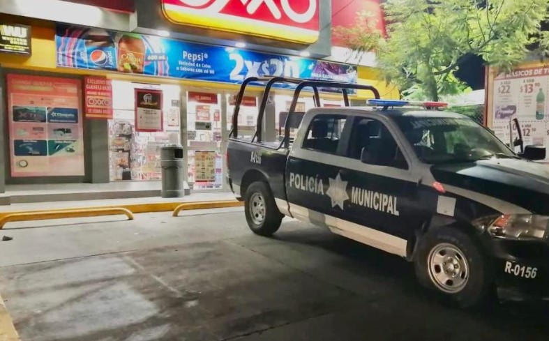 Detienen a joven por robo en tienda de conveniencia y amenazas con arma blanca