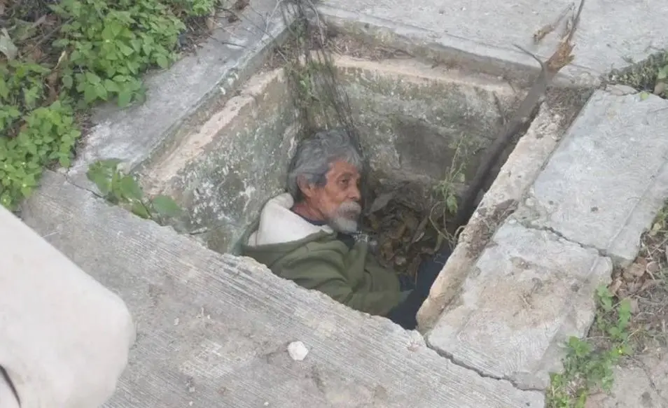 Me calaban los huesos, dice abuelito que dormía en las alcantarillas para resguardarse del frío