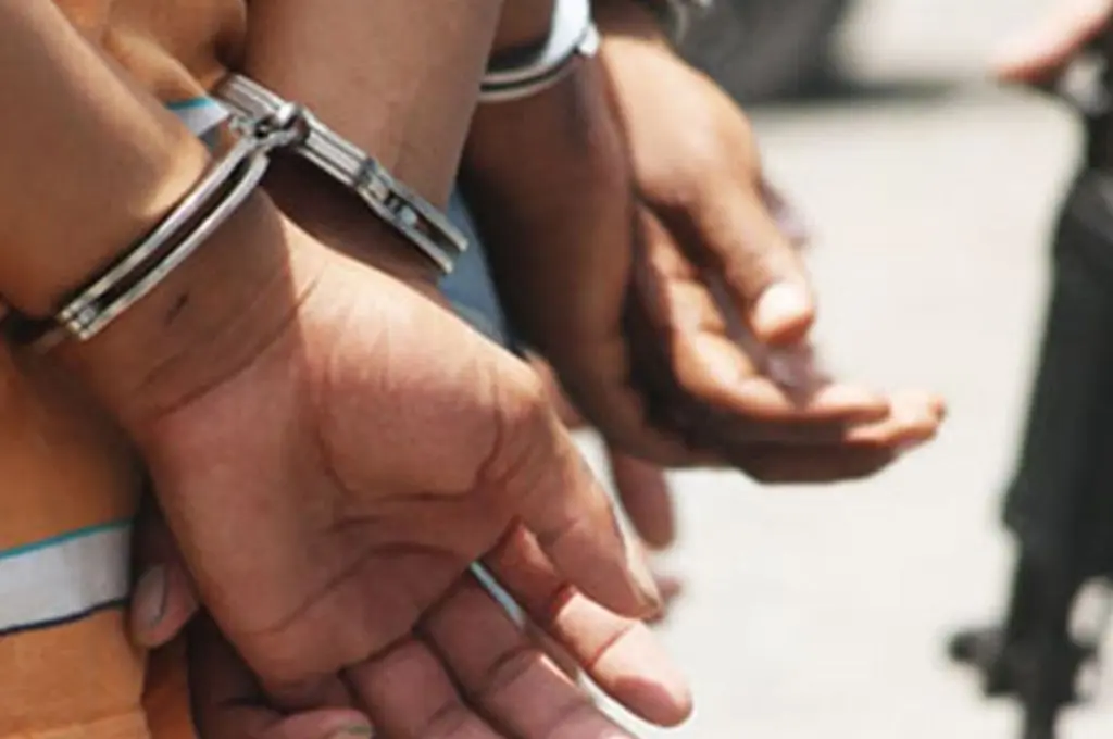 Detienen a dos con posible narcótico en dos colonias de Hermosillo
