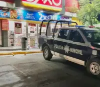 Detienen a joven por robo en tienda de conveniencia y amenazas con arma blanca