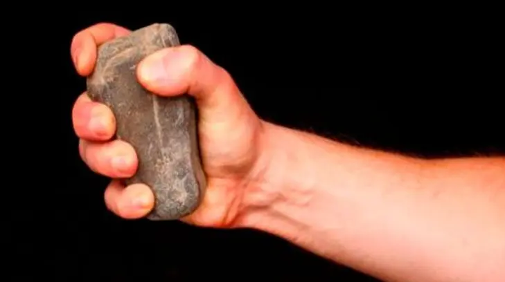 Abrió la puerta de una patada, le aventó una piedra a su ex y salió corriendo