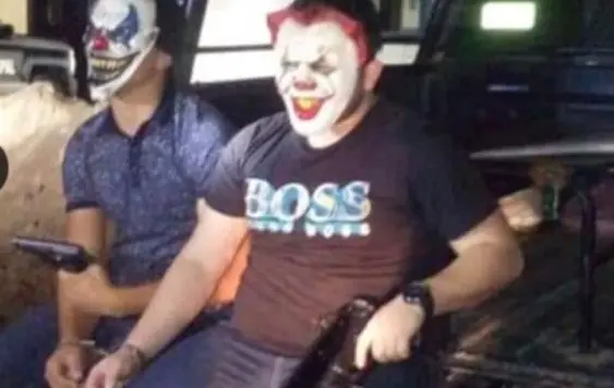 ¡Ni tan chistosos! Pistoleros con máscaras de payasos asaltan gasera en Hillo