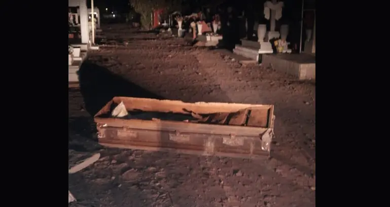 Noche de terror; profanan tumba en panteón de Guaymas y exponen los restos