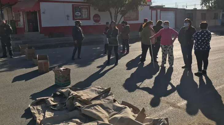 Ya no aguantamos; vecinos bloquean la Monteverde como protesta por río de aguas negras