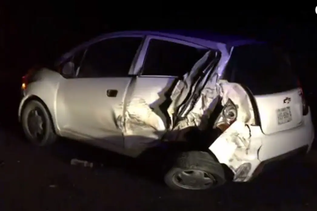 Al detenerse a cambiar la llanta en plena carretera, le chocaron