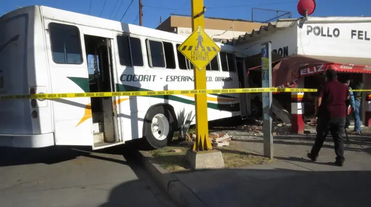 Terminan estrellados contra pollería tras tremendo choque en Ciudad Obregón