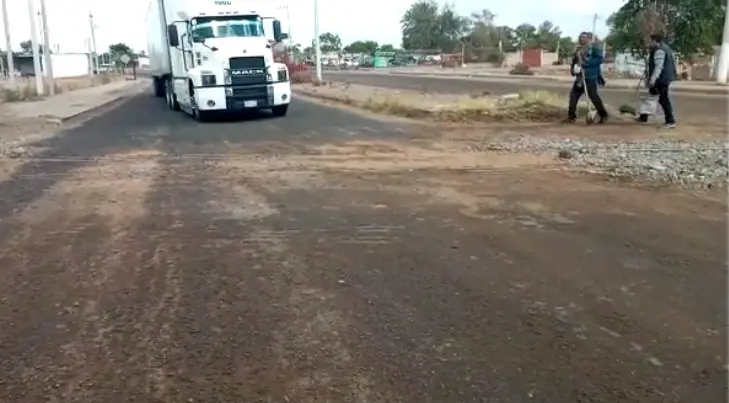 Vecinos de Navojoa arreglan baches por su cuenta