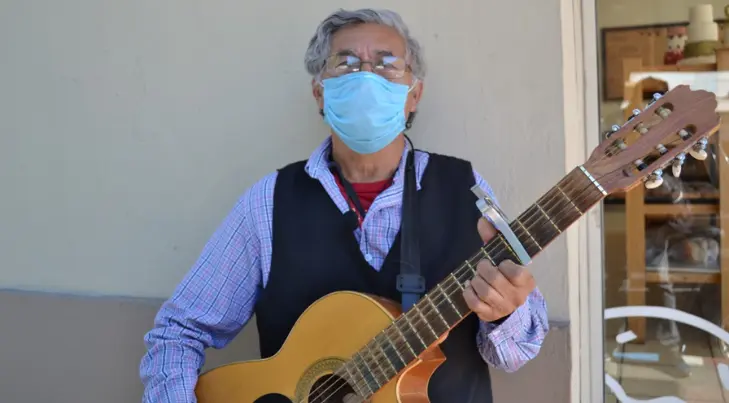 Pedro Gonzales no pierde el ánimo y sigue tocando por las calles de Hermosillo