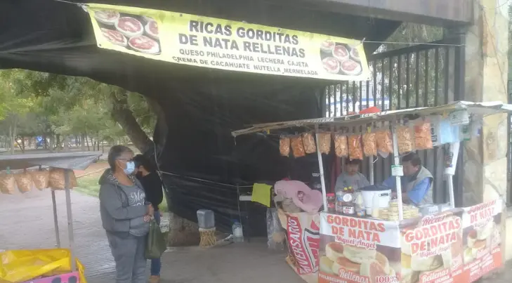 La lluvia no detiene las ventas de Enrique Hernández y su hijo