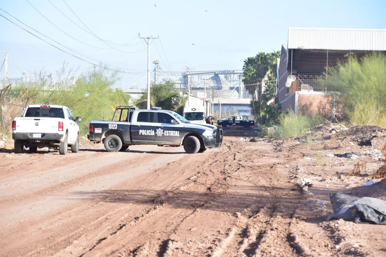 En cobija azul y a espaldas de la Central de Abastos encuentran a hombre muerto en Cajeme