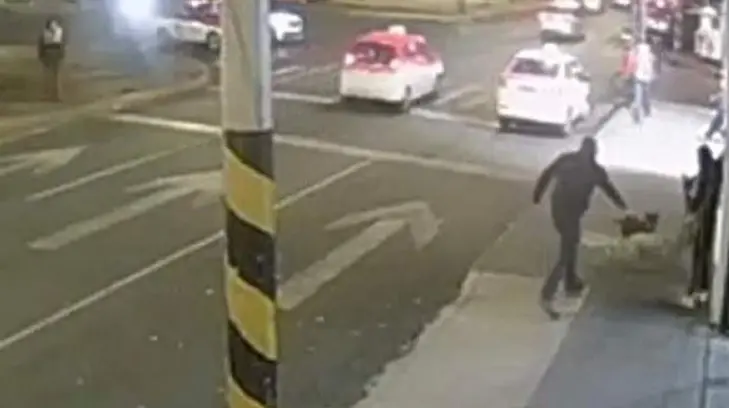 VIDEO- Mata de un balazo a perro que le ladró y sigue caminando como si nada