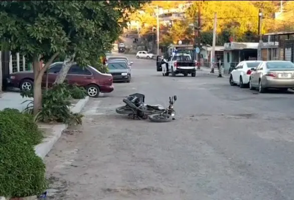Balean y hieren a motociclista desde una camioneta familiar en Guaymas