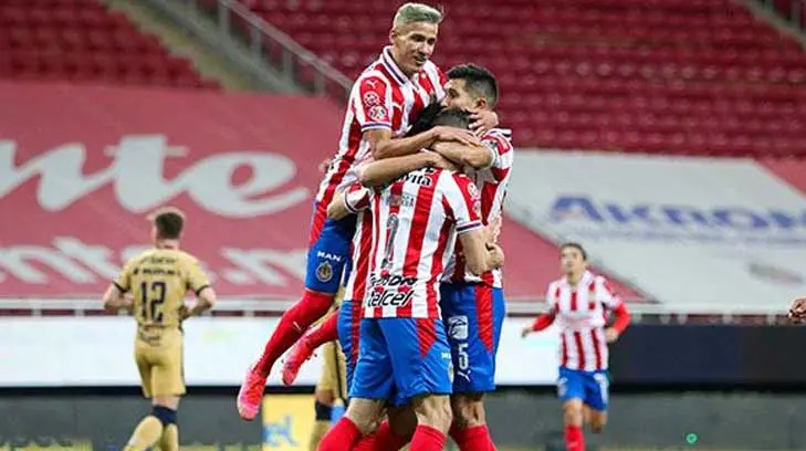 Chivas se imponen a Pumas, que siguen hundiéndose