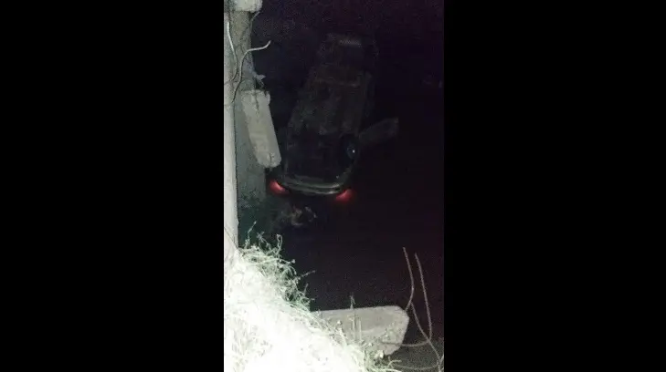 Pick up provoca volcamiento en canal de riego de Pueblo Yaqui y se da a la fuga