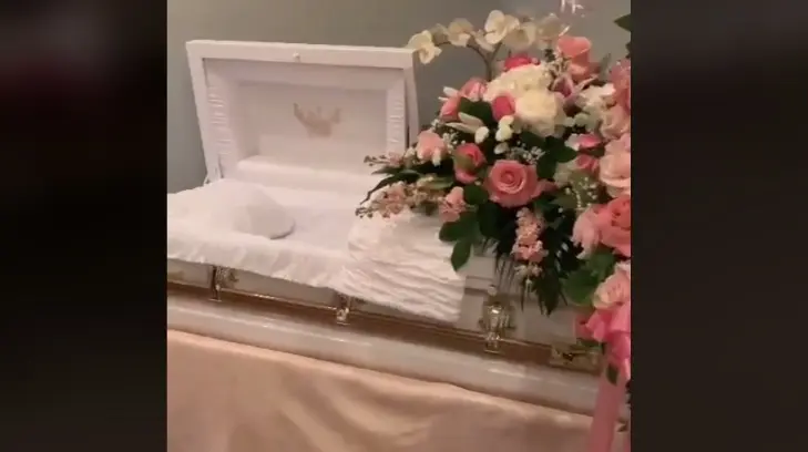 Madre saca del ataúd el cuerpo de su hija para arrullarla por última vez