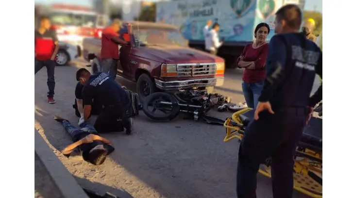 ¡Milagro! Camioneta arrolla a joven motociclista en Navojoa y vive para contarla