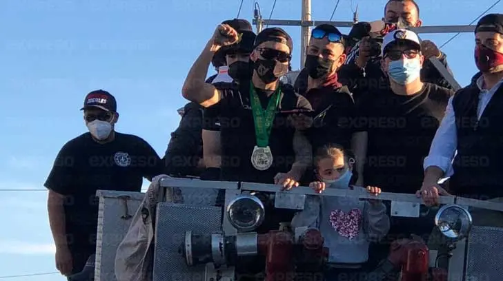 Nogalenses dan cálida bienvenida al campeón Óscar Valdez