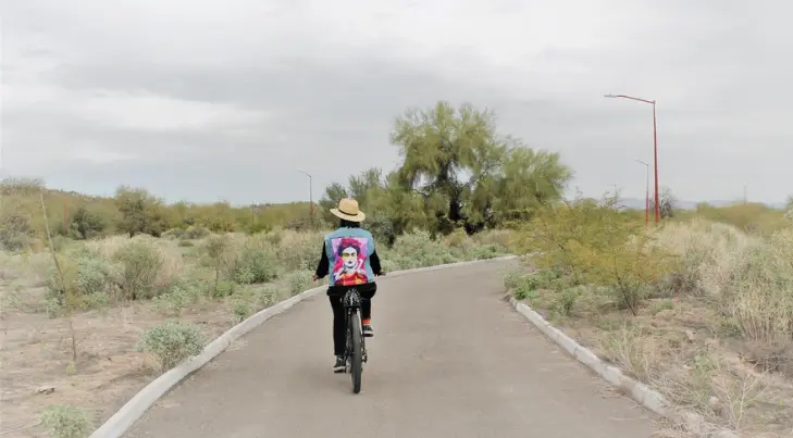 Mujer en bici Hmo invita a festejar el Amor sobre ruedas