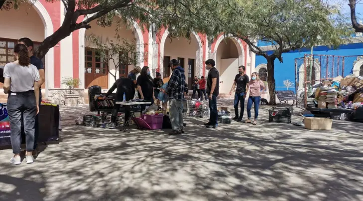 Ayudan a los más necesitados recolectando residuos reciclables