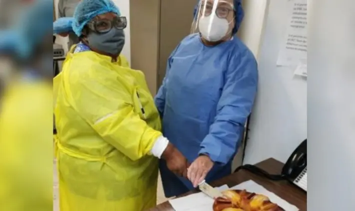 Médico que hicieron posar para la foto de la vacuna muere de Covid: no recibió la segunda dosis