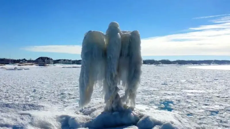 Misterioso ángel de hielo apareció en lago de Estados Unidos