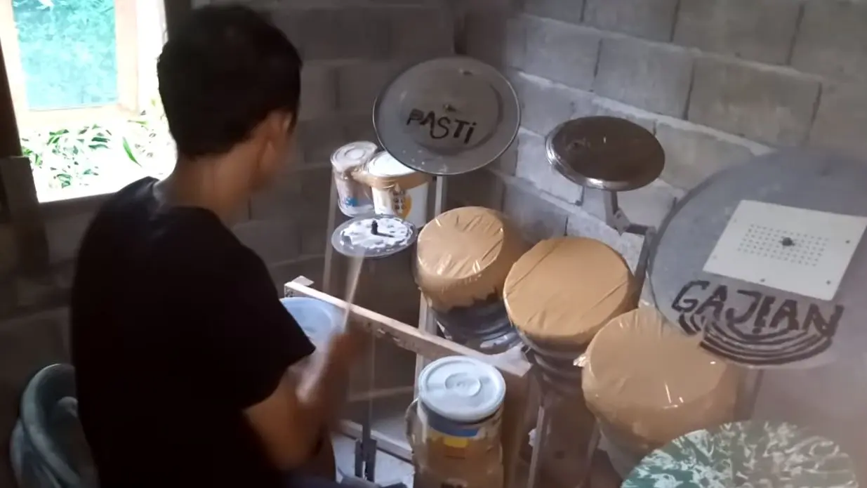 Deden Noy recorrió el mundo con su batería casera hasta cautivar a las redes y a famoso baterista