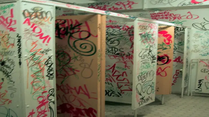 Agarró a golpes a su esposa porque vio su nombre en un baño público