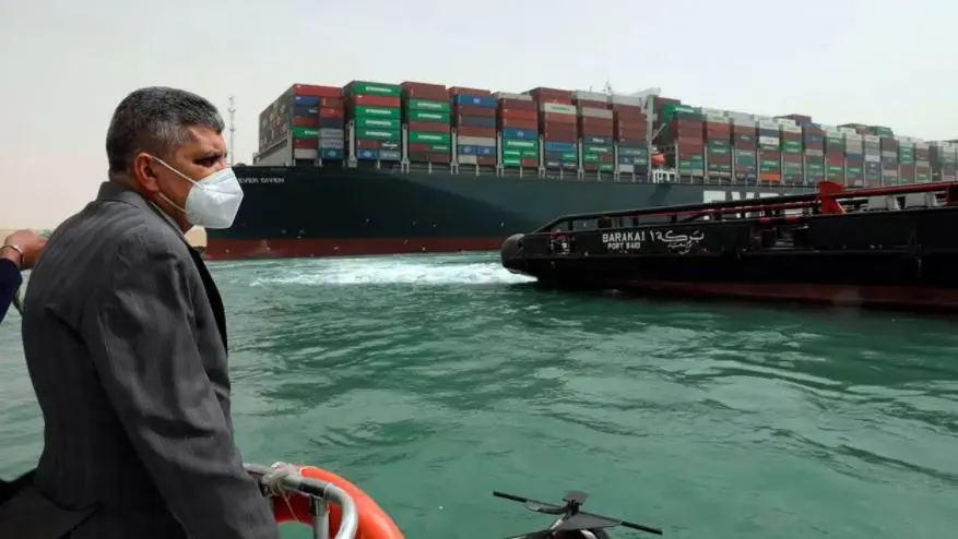 Mueven ligeramente al Ever Given sobre Canal de Suez