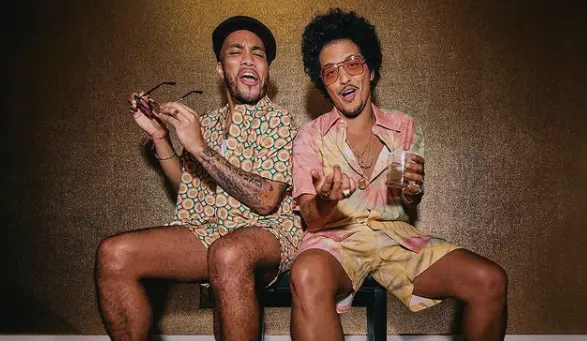 Bruno Mars y Anderson Paak hacen magia con Leave The Door Open