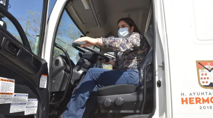 Ninguna casa se quedará sin que recojan su basura: Célida López entrega camiones de basura