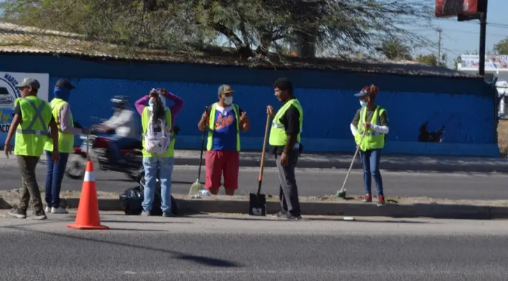 Automovilistas ponen en peligro a la cuadrilla de limpieza del Ayuntamiento