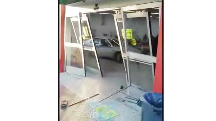 VIDEO | Abuelita se mete al súper ¡con todo y carro! en Etchojoa