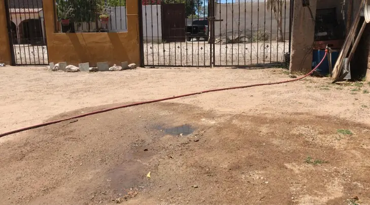 Cuatro pequeños sufren por una fuga de aguas negras en Navojoa
