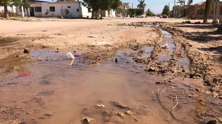 Fuga de agua hace pasar por un martirio a vecinos de la colonia Juárez en Navojoa