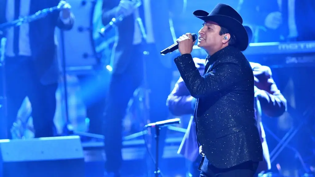 Cancelan visas de trabajo a Julión Álvarez y posponen concierto en Texas