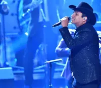 Cancelan visas de trabajo a Julión Álvarez y posponen concierto en Texas
