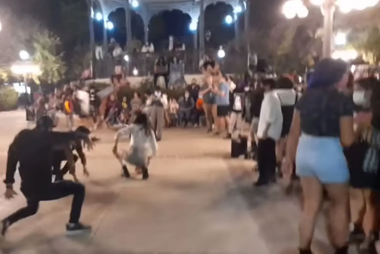 Sin sana distancia, personas visitan y se amontonan en la Plaza Zaragoza