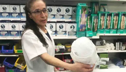Mujer compra una docena de cubrebocas y reclama que solo le dieron 12
