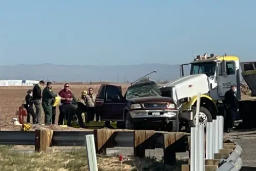 Choque entre camiones en California deja al menos 15 muertos