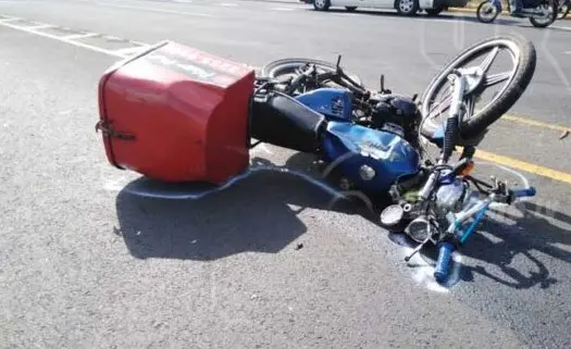 ¡Ni se detuvo! Vehículo con placas de la Tribu Yaqui embiste a motociclista y huye