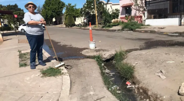 Socavón de 6 años con aguas negras tiene desesperados a vecinos de Obregón