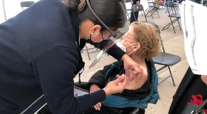 Adultos mayores de comunidades de Navojoa reciben con entusiasmo la vacuna antiCovid