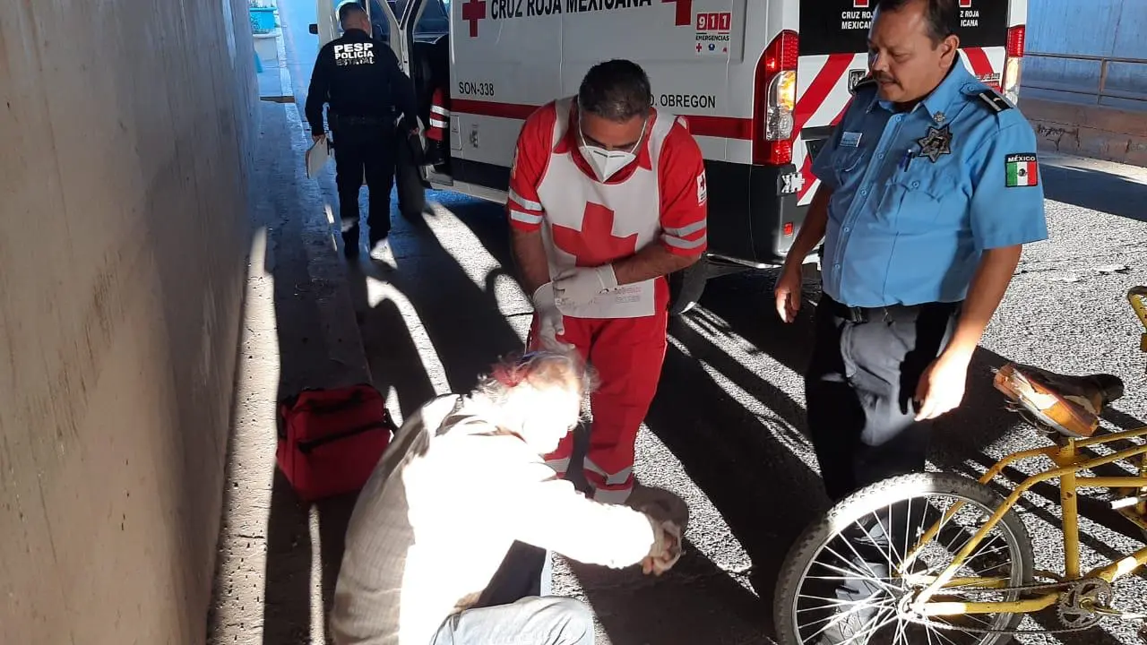 Don Crispín salió a vender cartón en su triciclo; lo atropellaron y lo dejaron tirado
