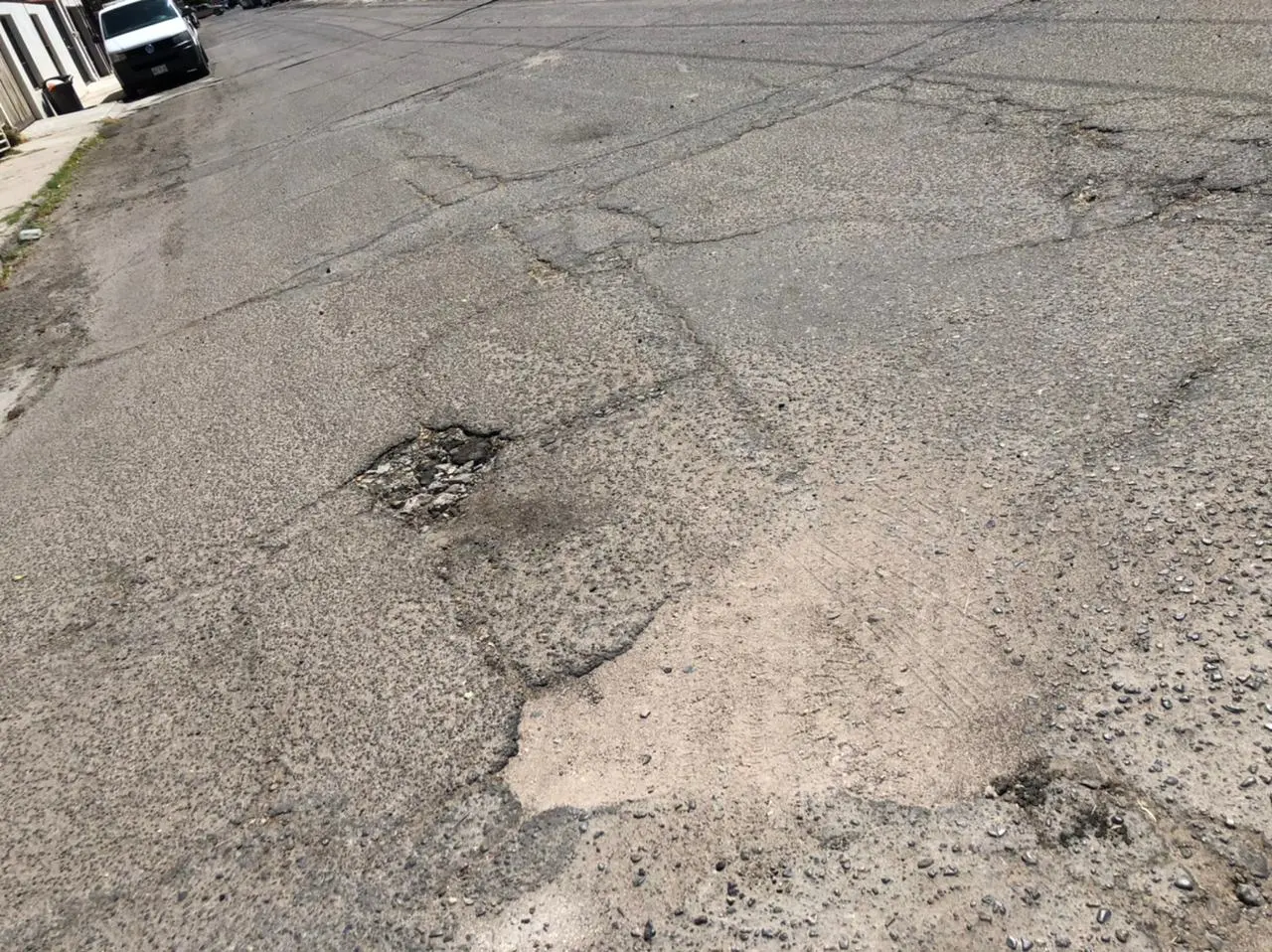 Vecinos de Casa Blanca sufren por baches eternos
