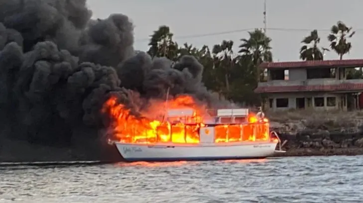 Fuego consume casi en su totalidad yate en Topolobampo