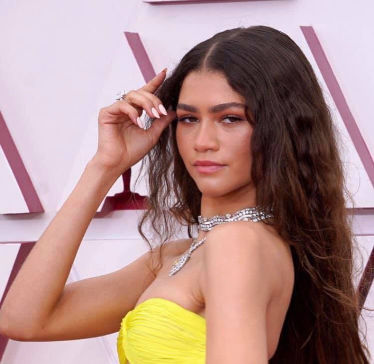 Zendaya en la alfombra roja del Oscar 2021