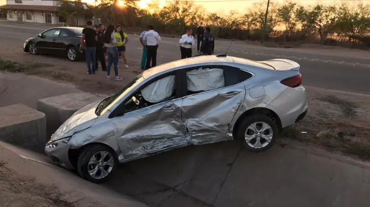 Jóvenes salen ilesos de un aparatoso choque en la carretera Navojoa-Huatabampo