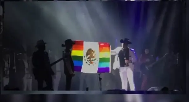 Eduin Caz apareció con una bandera de México modificada con los colores LGBT