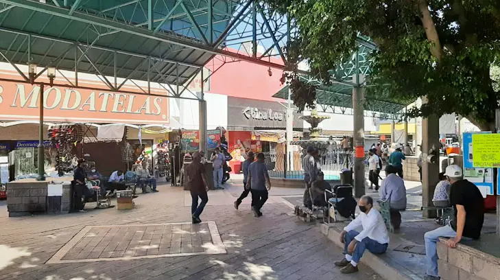 Pierde el control y estrella su auto contra otro estacionado